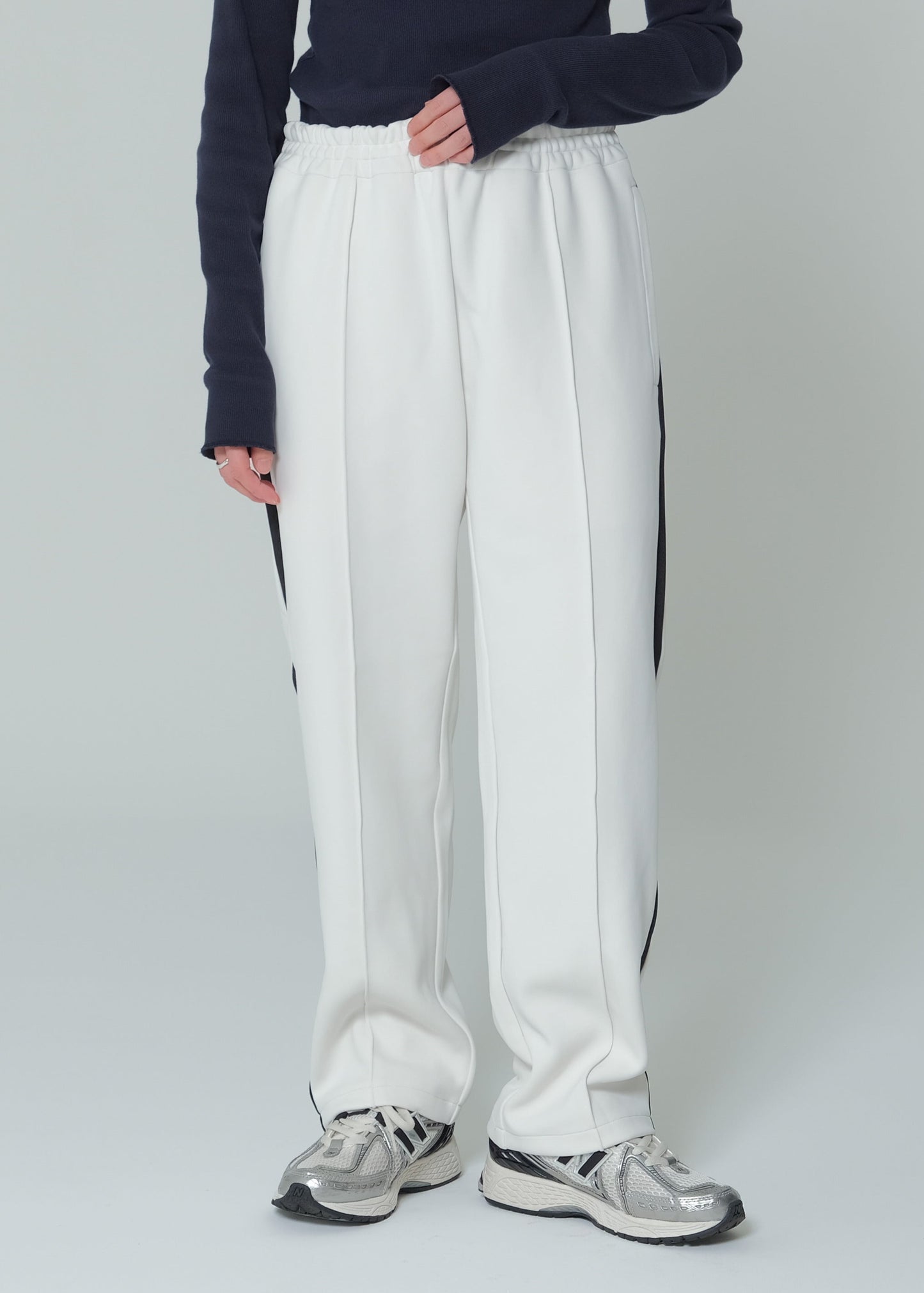 EZ Track Pant 1 (white / black line)