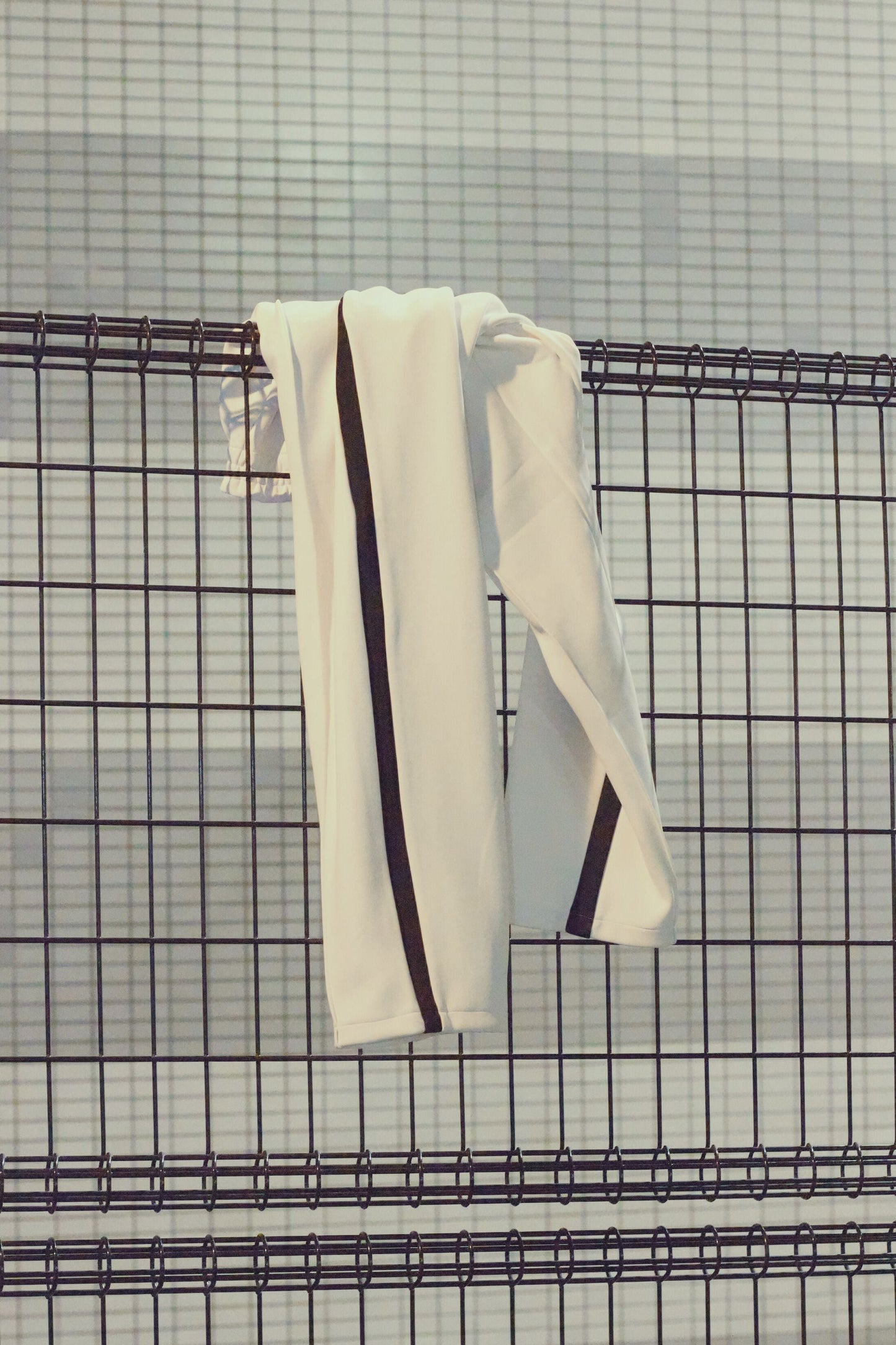 EZ Track Pant 1 (white / black line)